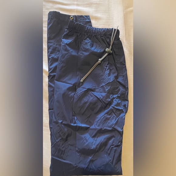 Cabela's Men's Navy Raincoat w rain pants

Brand new never used
Coat L pants M - Picture 2 of 5